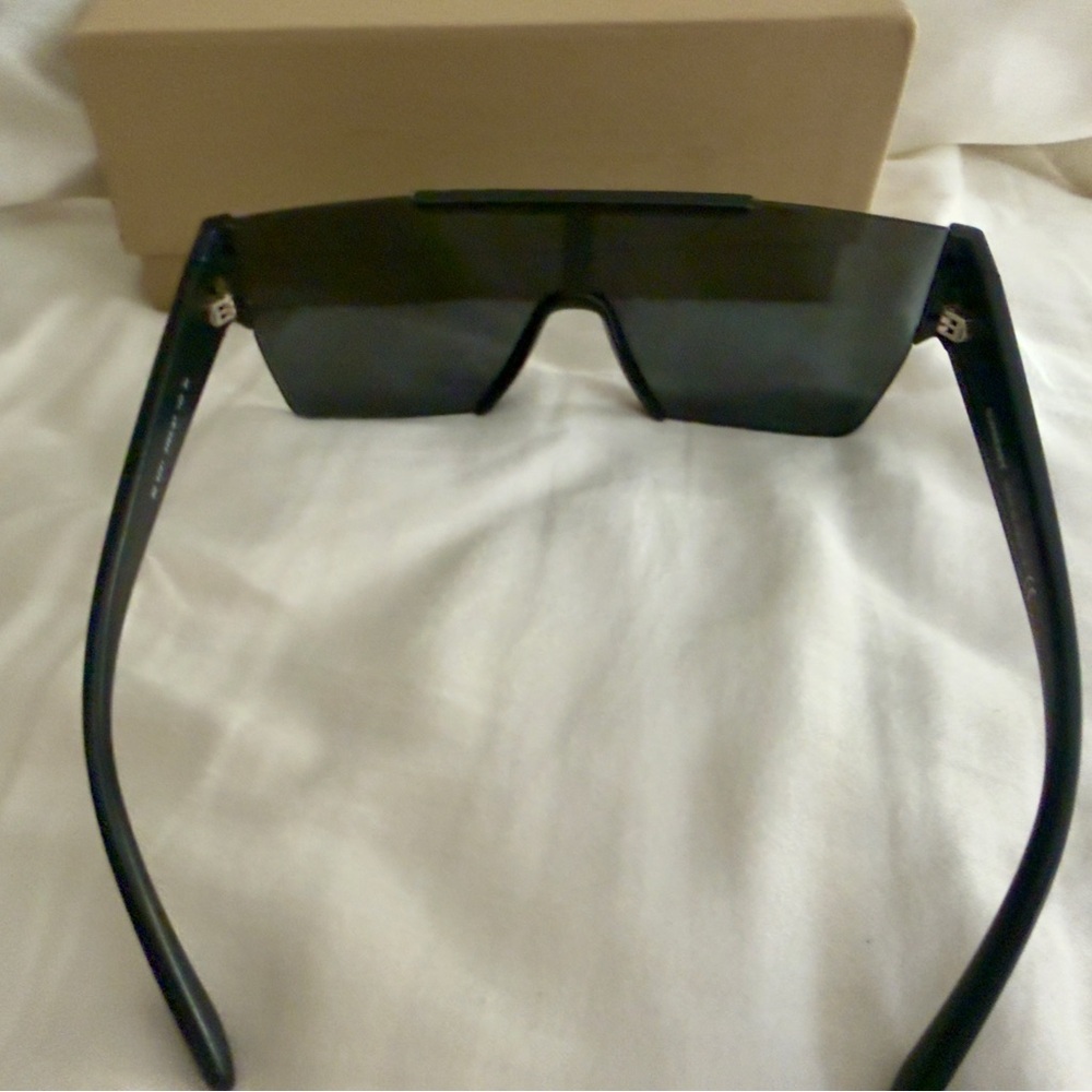 Burberry Black Sunglasses - Picture 10 of 10